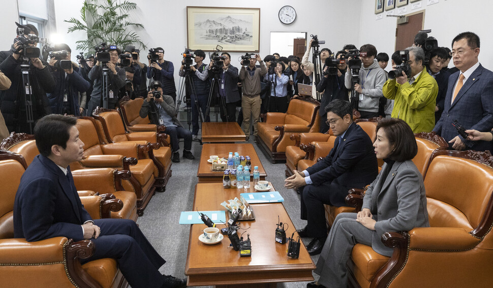 이인영 더불어민주당 원내대표와 나경원 자유한국당 원내대표, 오신환 바른미래당 원내대표가 27일 국회에서 교섭단체 원내대표 회동을 갖고 있다. 윤동주 기자 doso7@