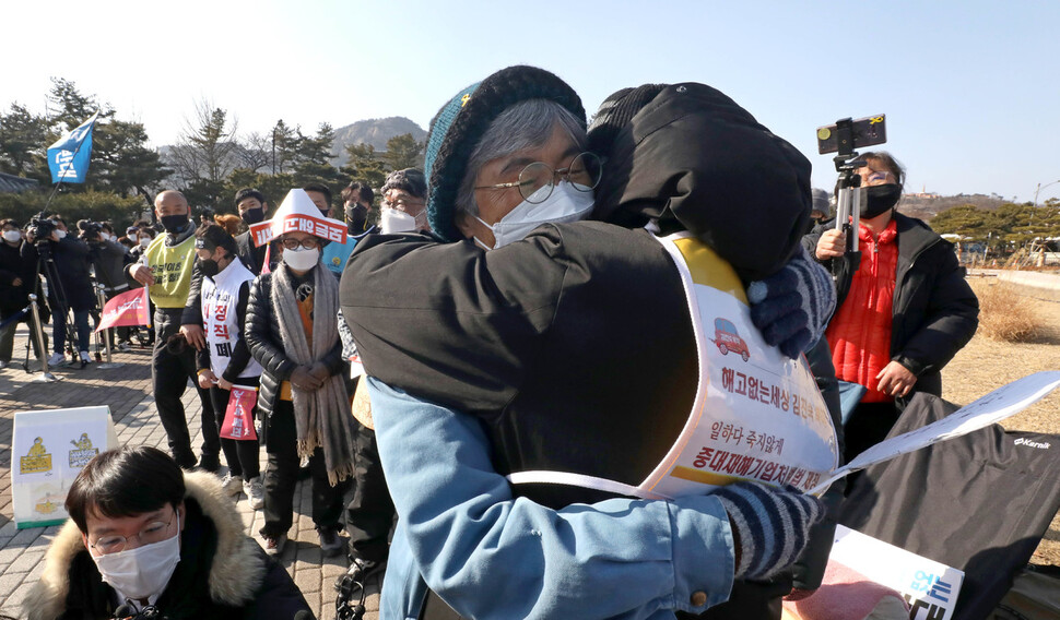 한진중공업 해고자인 김진숙 민주노총 부산본부 지도위원(왼쪽)이 7일 오후 동료·시민들과 함께 34일 동안 400㎞를 걸어 서울 종로구 청와대 분수대 앞에 도착해 김 지도위원의 복직과 명예회복을 요구하며 47일째 단식 중인 농성자를 만나 부둥켜안고 있다. 공동취재사진