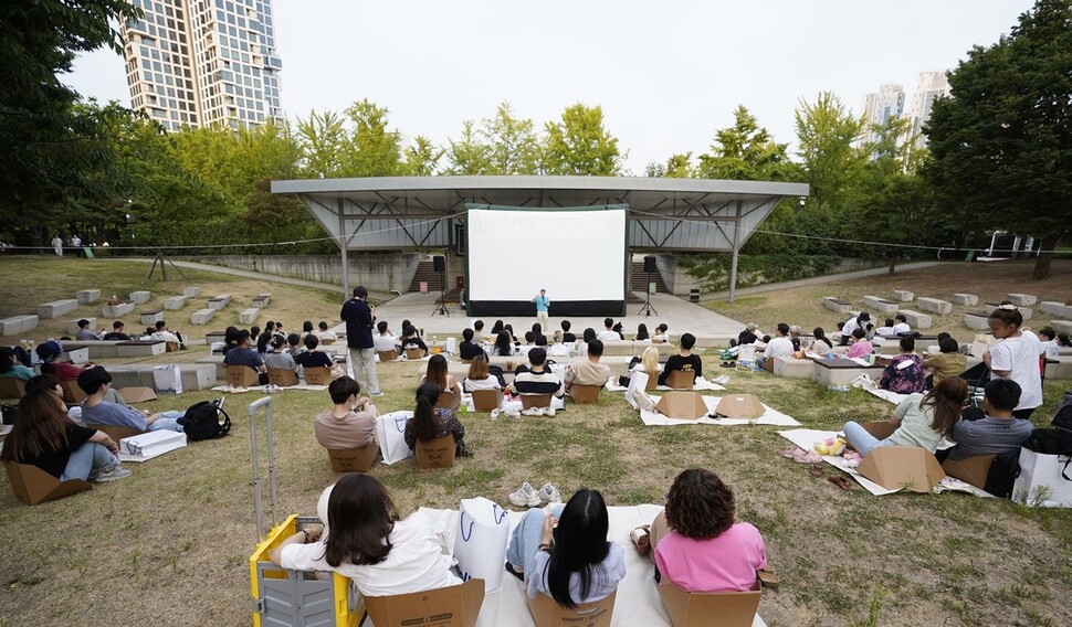 지난 4일 서울 성동구 서울숲에서 제19회 서울국제환경영화제가 개최한 ‘올라이브 반려동물 동반 야외 상영회’가 진행됐다. 환경재단 제공