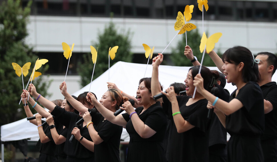 14일 저녁 서울 중구 청계천 광통교 일대에서 열린 제10차 ‘세계 일본군 위안부 피해자 기림의 날’ 나비문화제에서 극단 경험과 상상이 공연을 하고 있다. 백소아 기자