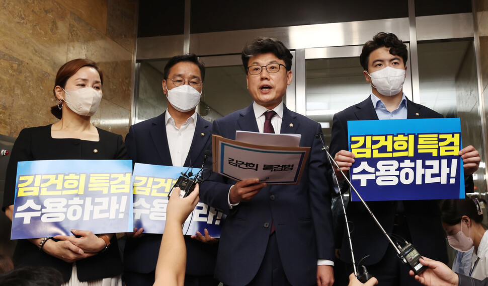 진성준 더불어민주당 원내수석부대표가 지난 7일 윤석열 대통령 부인 김건희 여사와 관련한 특검법 발의 브리핑을 하고 있다. 공동취재사진