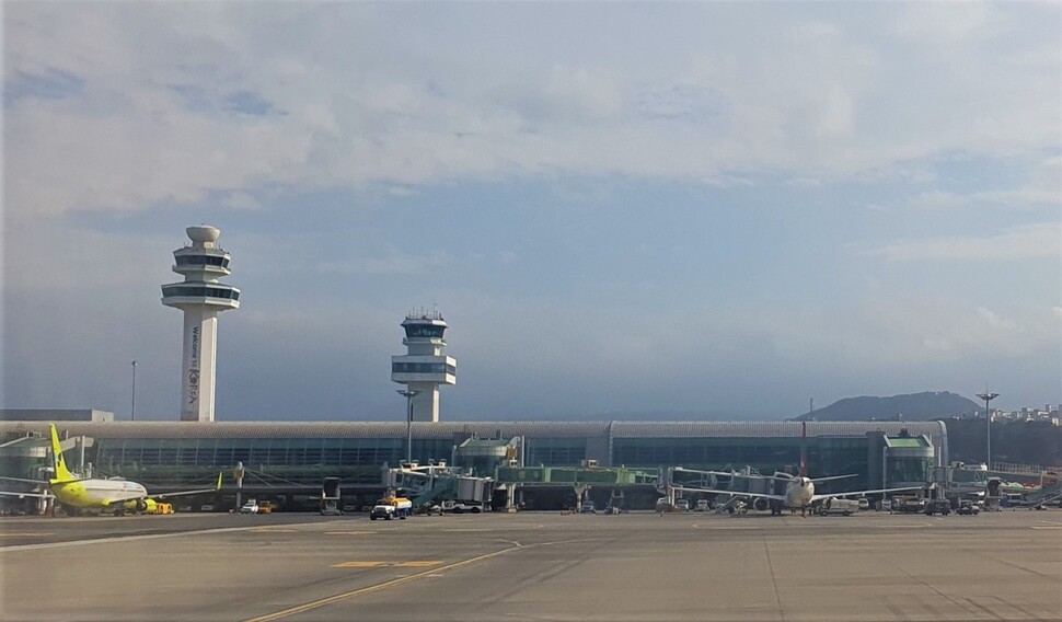 제주공항 국내선 여객터미널에 드론이 떨어진 것으로 뒤늦게 확인돼 경찰이 수사에 나섰다. 허호준 기자