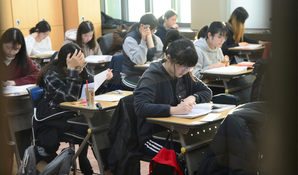 대입수능시험이 치러진 지난 14일 오전 서울 중구 정동 이화여자외국어고등학교에 마련된 고사장에서 수험생들이 시험 시작 시간을 기다리고 있다. 공동사진취재단. 문화일보 신창섭 기자