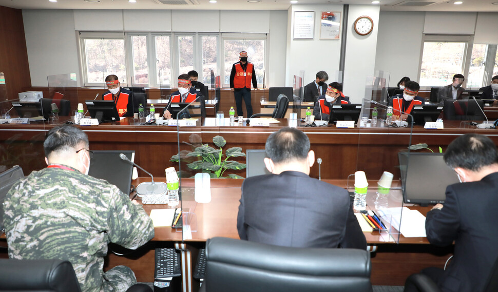 8일 세종시 국민권익위원회에서 전현희 위원장 주재로 열린 '포항 수성사격장 집단민원 조정 준비회의'에서 사격장 반대대책위원회 정석준 공동대표가 수성사격장 아파치헬기 사격 훈련 중지 및 사격장 폐쇄를 요구하며 발언하고 있다. 국민권익위원회 제공