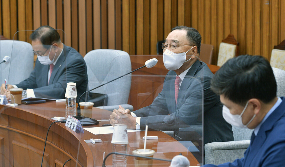 정홍원 국민의힘 대선후보 경선 선거관리위원장이 1일 서울 여의도 국회에서 열린 선관위 회의에서 발언하고 있다. 연합뉴스