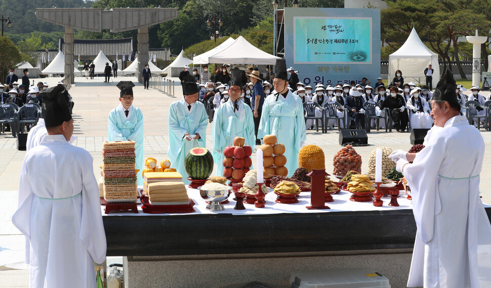 17일 오전 광주광역시 북구 국립5·18민주묘지에서 제42주년 5·18민중항쟁 추모제가 열리고 있다. 광주/김정효 기자