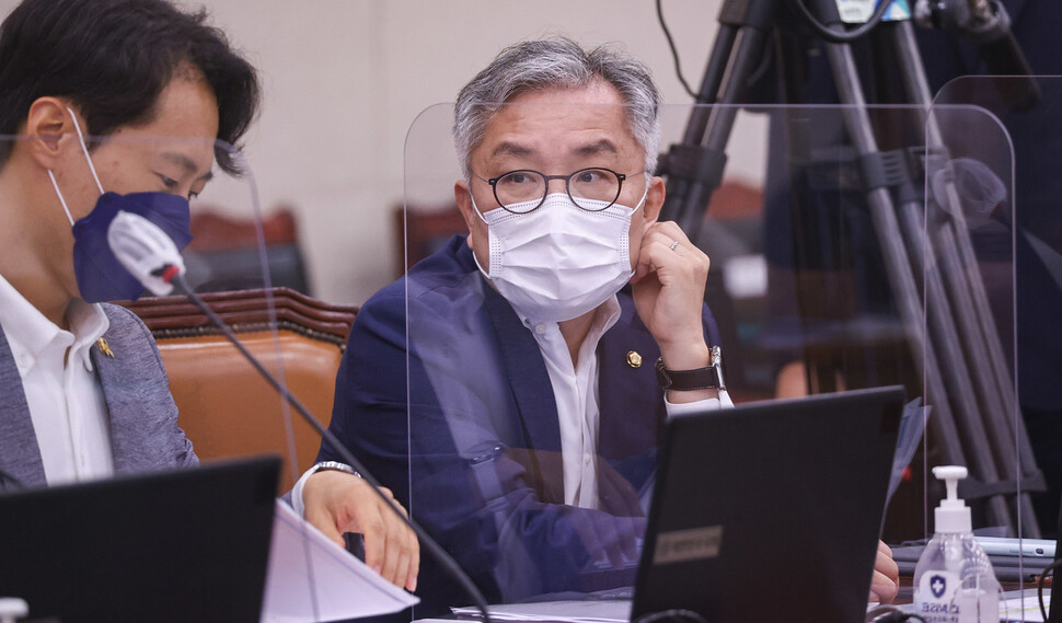 더불어민주당 최강욱 의원이 22일 서울 여의도 국회에서 열린 법제사법위원회 전체회의에서 생각에 잠겨 있다. 공동취재사진