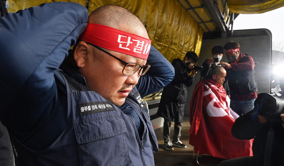 정부가 민주노총 공공운수노조 화물연대본부 총파업에 대해 업무개시명령을 발동한 29일경기 의왕시 내륙컨테이너기지(ICD) 제2터미널 앞에서 열린 결의대회에서 이광재(왼쪽) 화물연대본부 서울경기지역본부장과 이봉주 화물연대본부 위원장이 명령 발동에 반발하며 삭발하고 있다. 공동취재사진