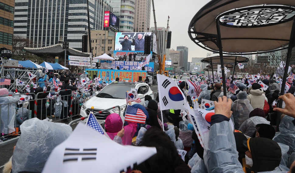 코로나19가 급속하게 확산하면서 서울시가 광화문광장 등에서 집회 개최를 금지한 가운데, 전광훈 목사가 이끄는 ‘문재인하야범국민투쟁본부’가 지난해 2월22일 서울 종로구 광화문광장에서 집회를 열고 있다. 강창광 선임기자 chang@hani.co.kr