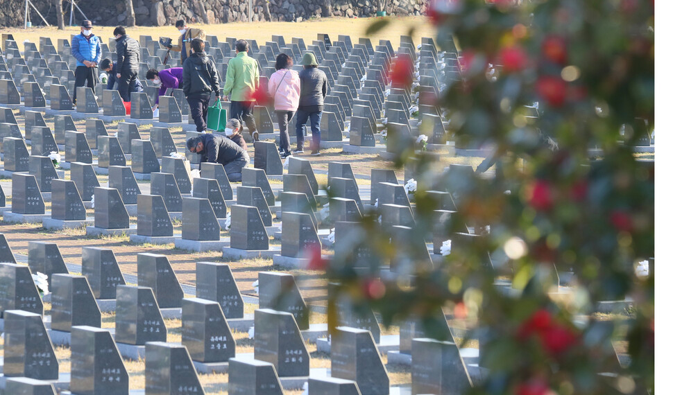 제74주년 제주 4·3 희생자 추념식이 열린 3일 오전 유가족이 제주시 봉개동 4·3평화공원 내 행방불명인 표석을 찾아 희생자의 넋을 위로하고 있다. 제주/연합뉴스