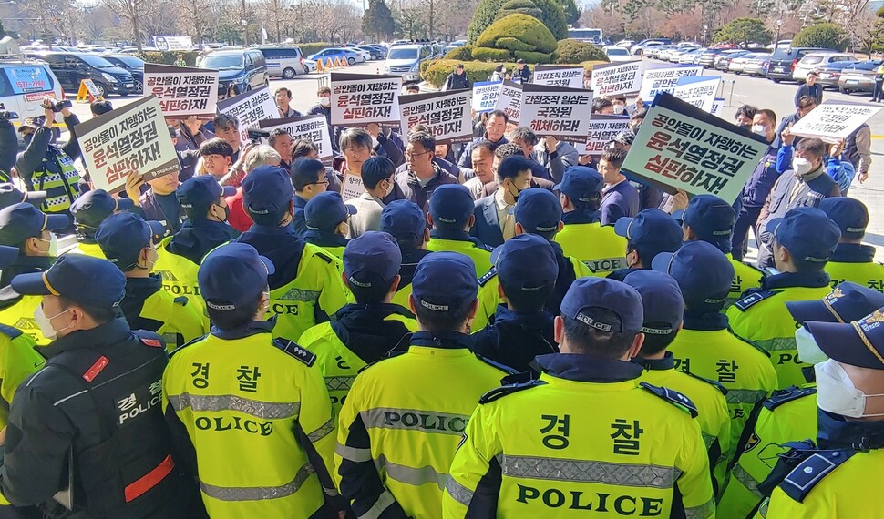 27일 경남경찰청장에게 항의서한을 전달하려는 민주노총 경남본부 조합원들을 경찰이 막고 있다. 최상원 기자