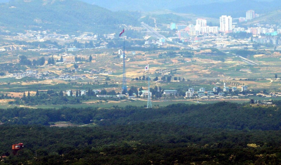 19일 오전 경기 파주 대성동마을의 태극기와 북쪽 기정동의 인공기가 바람에 펄럭이고 있다. 파주/박종식 기자