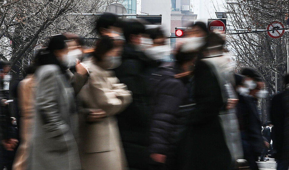 코로나19 확진자가 437명을 기록한 25일 오후 서울 영등포구 여의도에서 직장인들이 점심시간을 맞이해 대거 이동하고 있는 모습. 연합뉴스