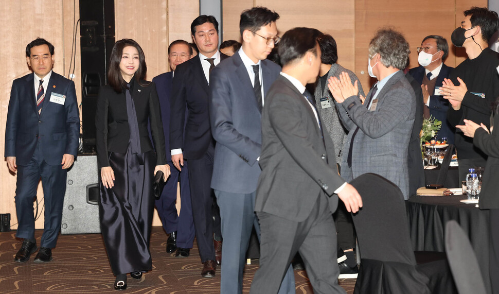 윤석열 대통령 부인 김건희 여사가 31일 경기도 성남시 분당 코리아디자인센터에서 열린 디자인계 신년인사회에 참석하고 있다. 대통령실사진기자단