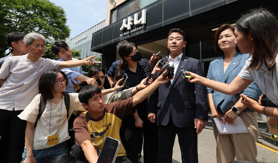 박정 국회 환경노동위원회 위원장이 지난 8일 일어난 기계 끼임 사고로 노동자가 숨진 경기 성남 중원구 에스피씨(SPC) 샤니 성남공장의 사고 현장을 살펴본 뒤 16일 오후 공장 앞에서 기자들의 질문에 답하고 있다. 김정효 기자