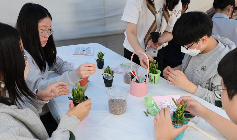 제11회 마포진로박람회가 12일 서울 마포구 월드컵공원 평화광장에서 열려 청소년들이 도시농업전문가 체험을 하고 있다. 김정효 기자