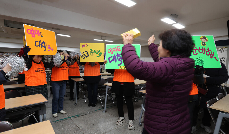 떡을 받은 수험생이 후배들로부터 응원을 받고 있다. 신소영 기자