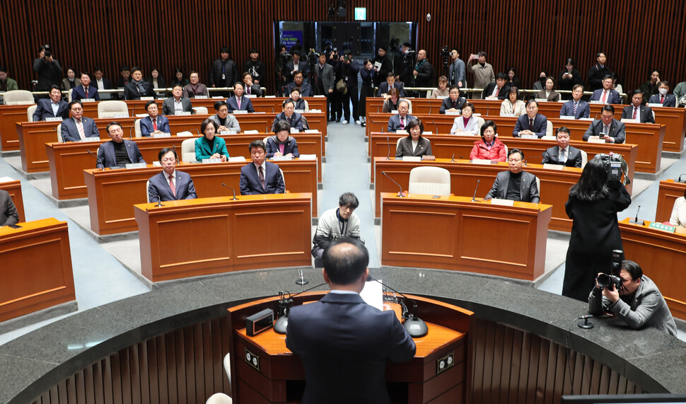 윤재옥 국민의힘 당 대표 권한대행( 원내대표)이 15일 오전 국회에서 열린 비상의원총회에서 발언하고 있다. 연합뉴스