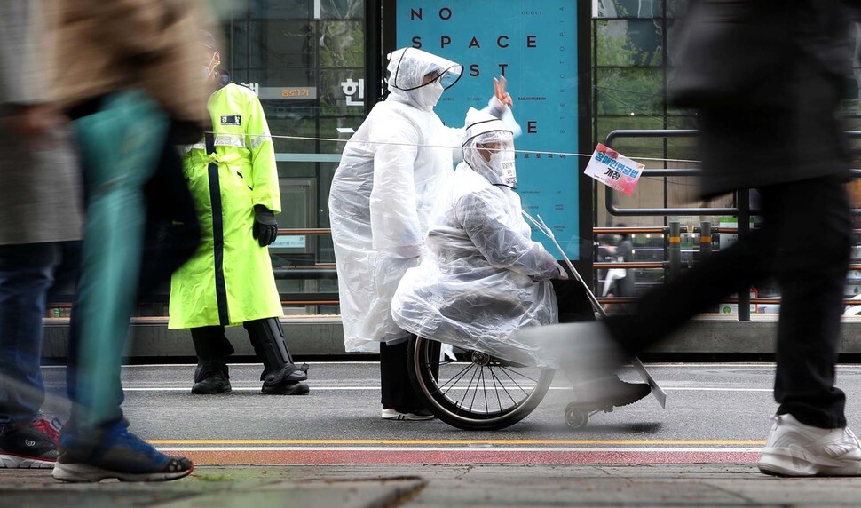 장애인과 활동가들이 집단수용 장애인 거주시설 폐쇄와 장애 등급제 폐지 등을 요구하며 광화문 광장을 출발해 대학로를 향해 행진하고 있다. 박종식 기자