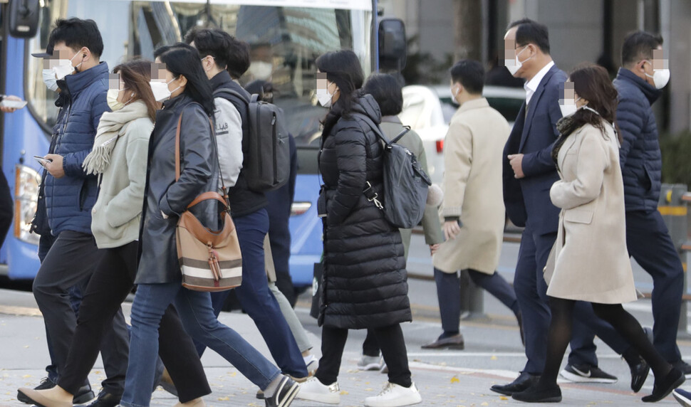 아침 기온이 5도 이하로 떨어지면서 쌀쌀한 날씨를 보인 3일 아침 서울 종로구 광화문네거리에서 시민들이 주머니에 손을 넣고 횡단보도를 건너고 있다. 김혜윤 기자