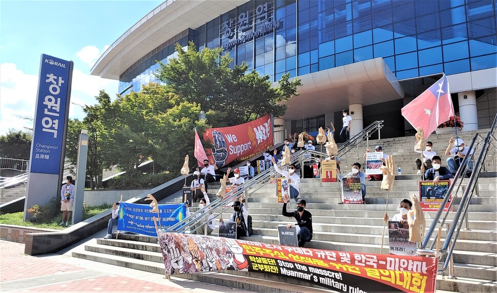 미얀마 민주화를 촉구하는 스물아홉번째 일요시위가 지난 19일 경남 창원역광장에서 열렸다.