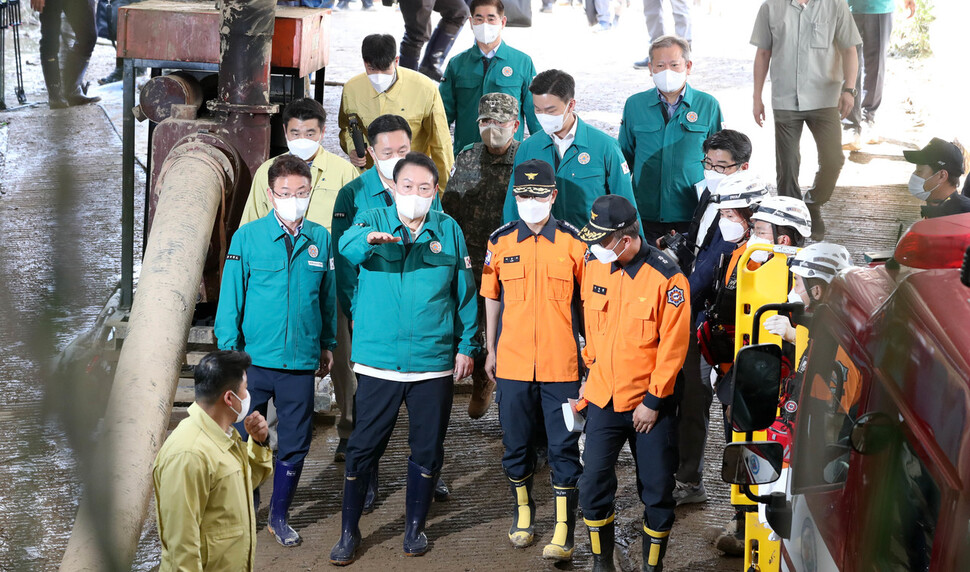 윤석열 대통령이 7일 오후 태풍 힌남노가 지나며 내린 폭우로 하천이 범람하며 잠겨 군과 소방, 해경 합동 수색팀의 인명 수색 작업이 진행 중인 경북 포항 남구 인덕동 ㅇ아파트 지하주차장을 찾아 현장을 살펴보고 있다. 김정효 기자 hyopd@hani.co.kr