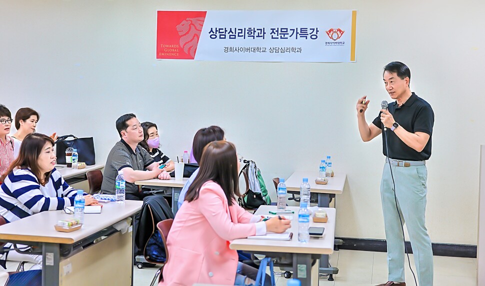 &nbsp; &nbsp; &nbsp; &nbsp; &nbsp; &nbsp; &nbsp; &nbsp; &nbsp; &nbsp; &nbsp; &nbsp; &nbsp; &nbsp; &nbsp; &nbsp; &nbsp; &nbsp; &nbsp; &nbsp; &nbsp; &nbsp; &nbsp; &nbsp; &nbsp; &nbsp; &nbsp; &nbsp; 경희사이버대학교 상담심리학과, ‘행복을 넘어서(Beyond Happiness)’ 특강 개최. 경희사이버대 제공