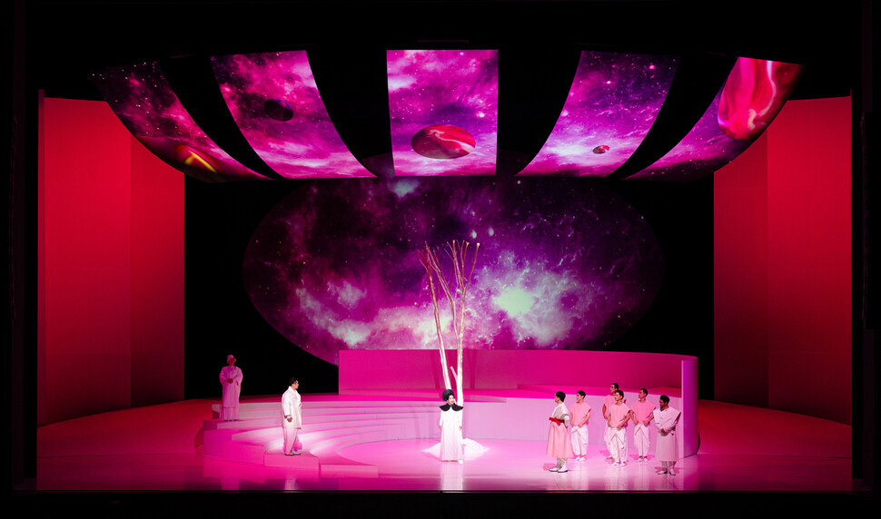 성남아트센터가 올린 푸치니의 오페라 ‘나비부인’ 공연 장면. 배경을 나가사키 항구에서 서기 2576년 우주로 파격적으로 바꿨다. 성남아트센터 제공