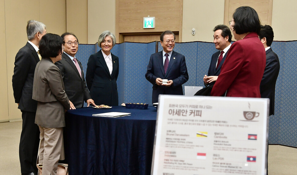 문재인 대통령이 12일 오전 부산 해운대구 벡스코에서 열린 국무회의에 앞서 아세안커피를 마시며 사전환담을 하고 있다. 부산/청와대사진기자단