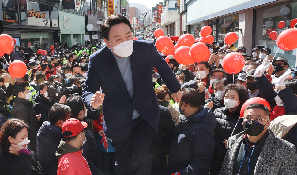 국민의힘 윤석열 대선 후보가 5일 충북 충주 젊음의 거리 입구 유세 현장에서 지지를 호소하고 있다. 공동취재사진