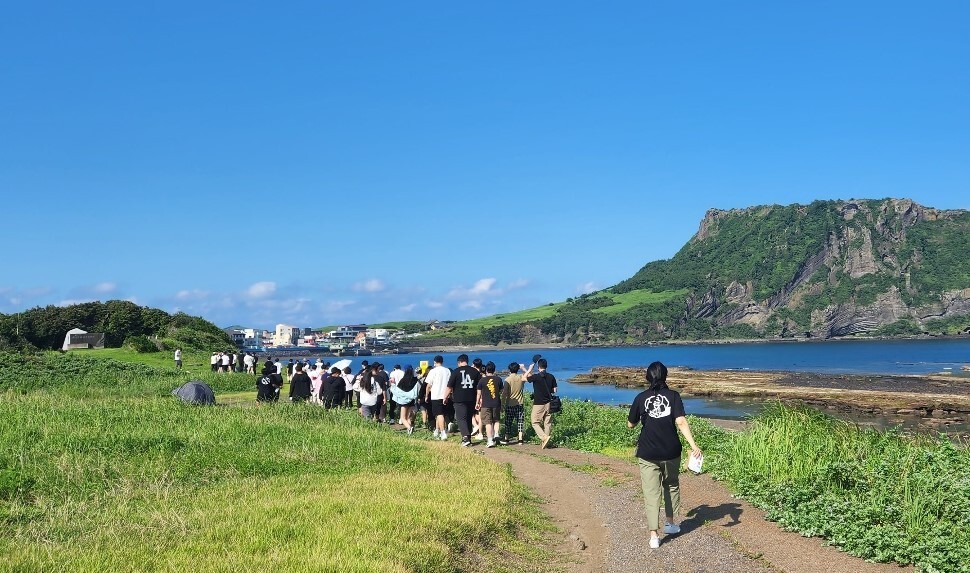 제주4·3평화재단의 청소년 평화인권캠프에 참가한 학생들이 지난 26일 성산일출봉이 보이는 4·3 당시 학살 터 터진목으로 가고 있다. 제주4·3평화재단 제공