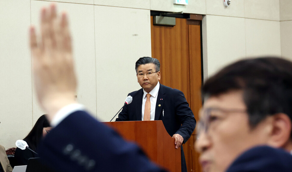 유병호 감사원 사무총장이 국회에서 열린 법제사법위원회 전체회의에서 김의겸 의원과 설전을 벌이고 있다. 김경호 선임기자