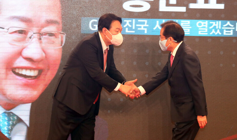 윤석열 후보와 홍준표 후보가 11월 5일 오후 서울 용산구 백범김구기념관에서 열린 국민의힘 제2차 전당대회에서 악수하고 있다. 국회사진기자단