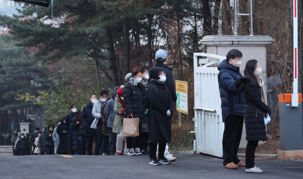 제20대 대통령 선거일인 9일 오전 서울 강남구 삼성2동 제3투표소(언주중학교)에서 유권자들이 투표를 위해 길게 줄을 서고 있다. 연합뉴스