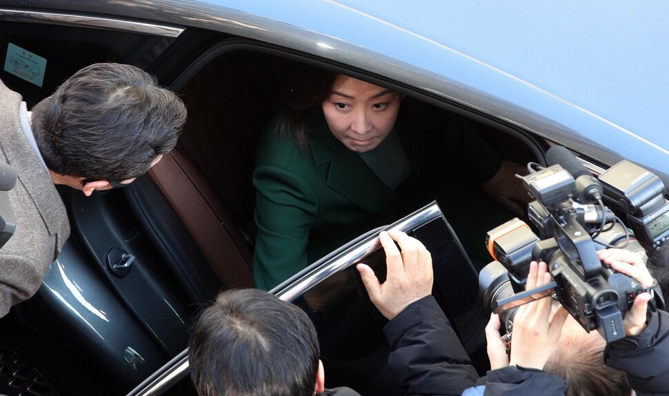 나경원 전 국민의힘 의원이 25일 오전 서울 여의도 국민의힘 당사에서 기자회견을 열어 전당대회 불출마를 선언한 뒤 당사를 떠나고 있다. 김봉규 선임기자