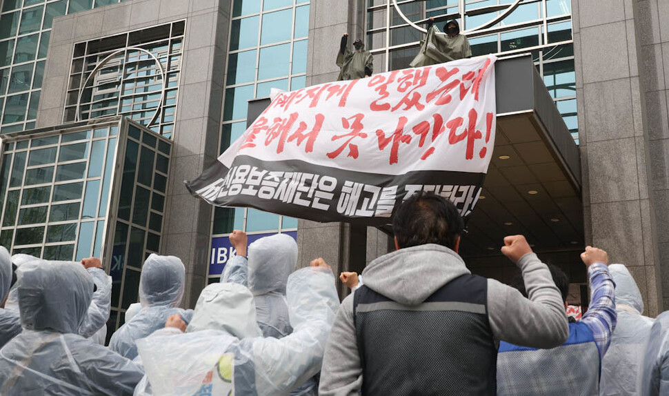 서울신용보증재단고객센터지부 박영임 정책부장(왼쪽)과 진기숙 조직부장이 18일 오전 서울 마포구 서울신용보증재단 건물 캐노피에 올라 해고 철회를 요구하는 농성을 벌이고 있다 . 김정효 기자