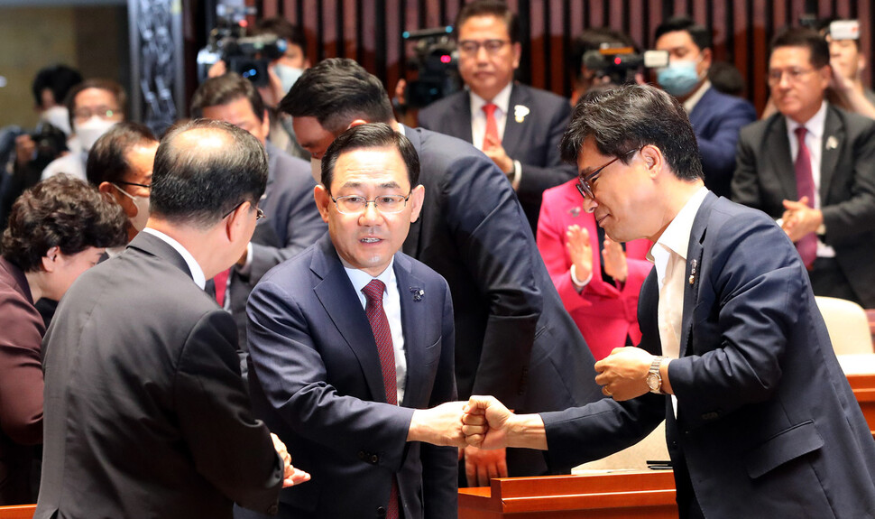 주호영 미래통합당 원내대표가 25일 오전 국회에서 열린 긴급 비상의원총회에서 재신임을 추인받은 후 의총에 참석하고 있다.김경호 선임기자 jijae@hani.co.kr