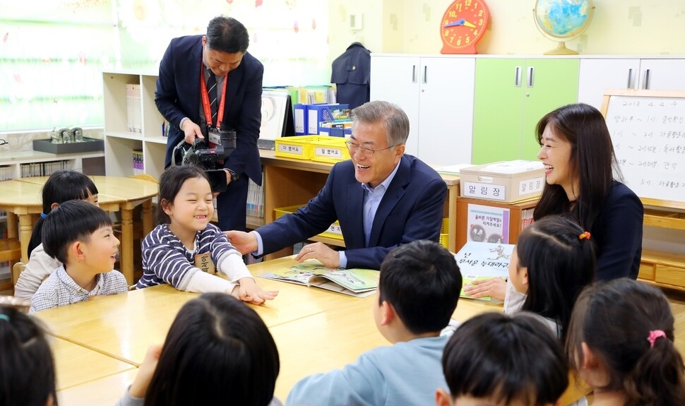 2018년 문재인 대통령이 서울 경동초등학교에서 열린 온종일 돌봄정책 간담회에 앞서 돌봄교실에서 아이들과 대화를 나누고 있다. 정부는 ‘온종일 돌봄체계’를 만들어 2022년까지 어린이 53만명에게 돌봄서비스를 제공하겠다고 밝힌 바 있다. 청와대사진기자단