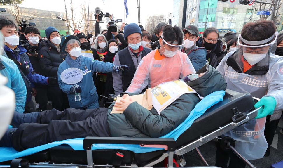 지난해 12월 30일부터 복직을 요구하며 청와대를 향해 걷기 시작한 한진중공업 영동조선소의 마지막 해고자인 김진숙 민주노총 부산본부 지도위원이 7일 오후 서울 종로구 청운효자동주민센터 앞에서 48일째 단식을 한 단식자들을 설득해 병원 후송을 돕고 있다. 강창광 선임기자 chang@hani.co.kr