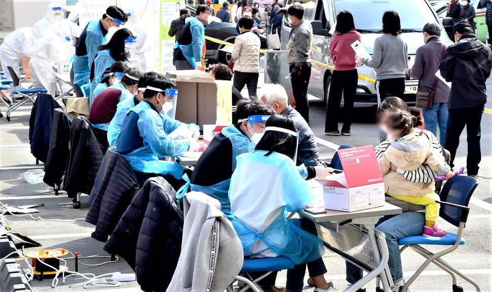 경남 진주시 상대동 행정복지센터 주차장에 설치된 선별진료소에서 주민들이 코로나19 검사를 받고 있다. 진주시 제공