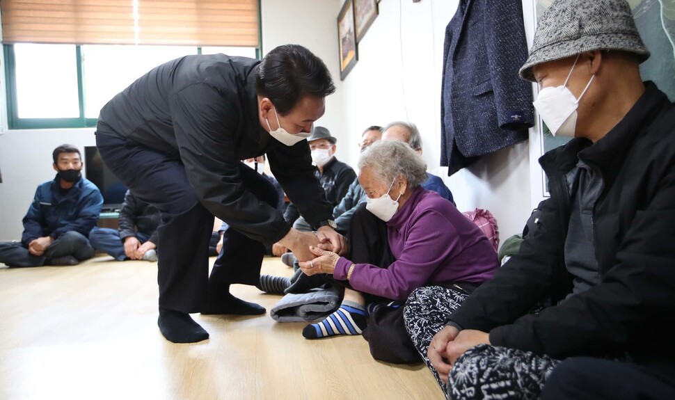 윤석열 대통령 당선인이 15일 오후 경북 울진군 북면 부구3리 마을회관에서 산불피해 이재민들과 간담회를 한 뒤 인사하고 있다. 공동취재사진