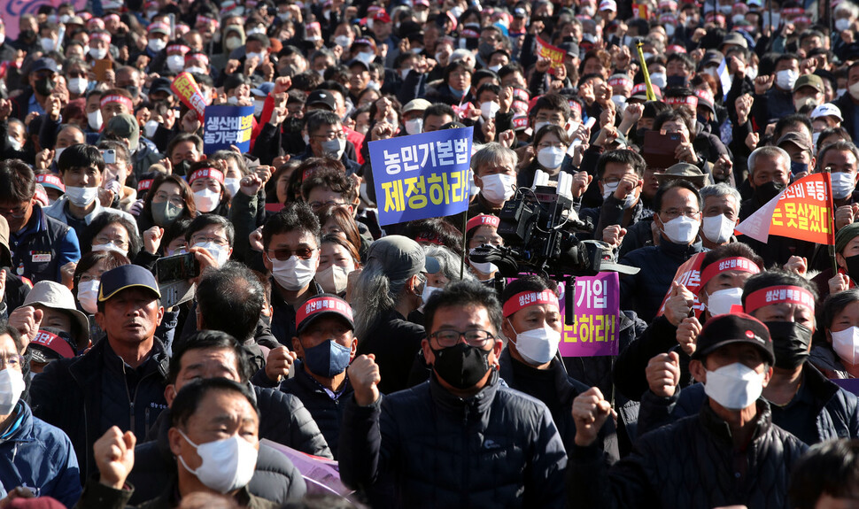 16일 오후 서울 여의도 국민은행 앞에서 열린 전국농민대회에서 참가자들이 양곡관리법 전면개정 등을 촉구하며 구호를 외치고 있다. 김경호 선임기자 jijae@hani.co.kr