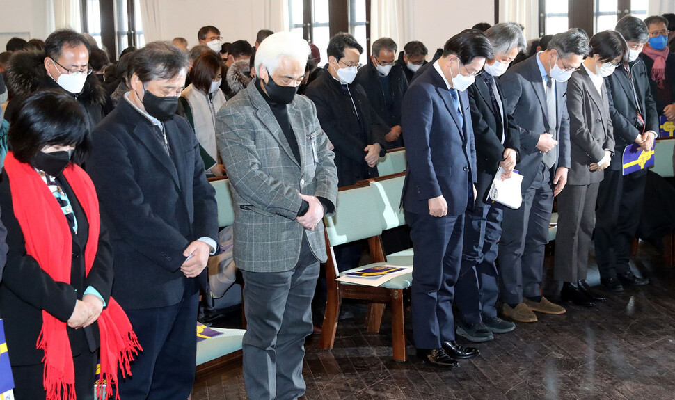 5일 오전 서울 중구 구세군 중앙회관에서 열린 2023 시민사회단체 신년하례회에서 참석자들이 묵념하고 있다. 김경호 선임기자 jijae@hani.co.kr