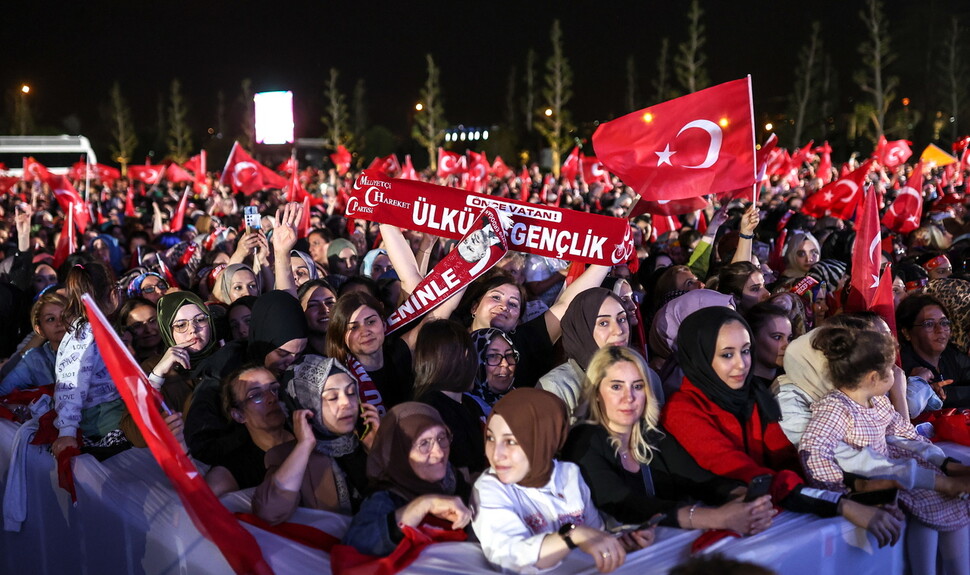 28일 에르도안 대통령의 재선 승리가 확정되자 그의 지지자들이 앙카라에 위치한 대통령궁 앞에서 환호하고 있다. 앙카라/타스 연합뉴스