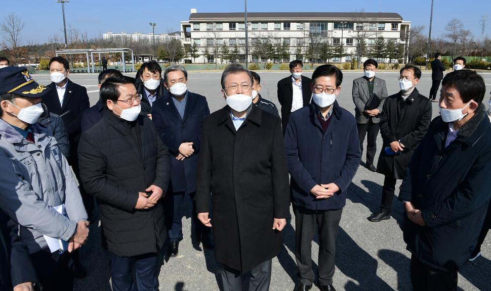 문재인 대통령이 9일 오전  9일 신종 코로나바이러스 확산으로 중국 우한 교민들이 임시 생활하고 있는 충남 아산시 경찰인재개발원을 방문하고 있다. 아산/청와대사진기자단