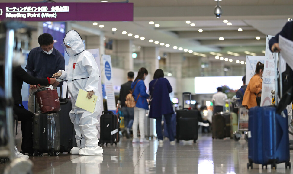 인천국제공항 1터미널에 마련된 해외입국자 전용대기소에서 관계자들이 코로나 관련 업무를 보고 있다. 연합뉴스