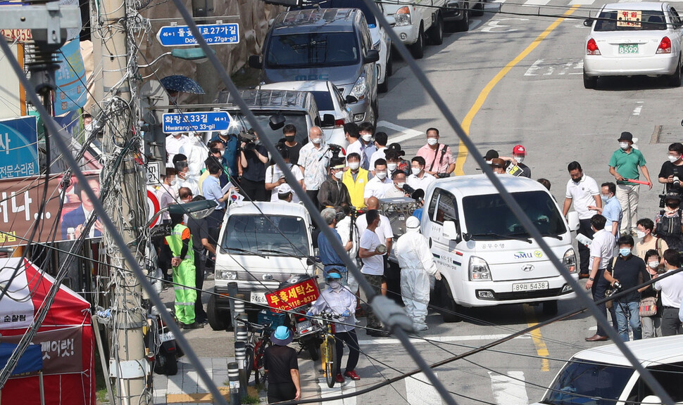 성북구청 관계자들과 주민, 상인들이 18일 오후 서울 성북구 사랑제일교회 인근에서 방역작업을 하고 있다. 사랑제일교회 앞 장위2동 주민센터에서 시작한 방역작업은 시작 전 교회 관계자와 유투버들의 항의 때문에 늦춰지기도 했다. 백소아 기자 thanks@hani.co.kr 성북구청 관계자들과 주민, 상인들이 18일 오후 서울 성북구 사랑제일교회 인근에서 방역작업을 하고 있다. 사랑제일교회 앞 장위2동 주민센터에서 시작한 방역작업은 시작 전 교회 관계자와 유투버들의 항의 때문에 늦춰지기도 했다. 백소아 기자 thanks@hani.co.kr