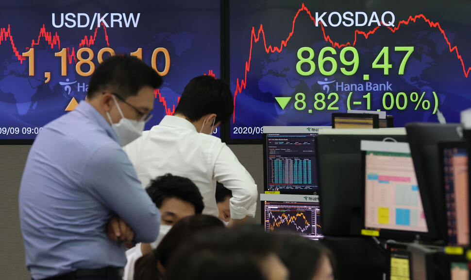 9일 오후 서울 중구 하나은행 딜링룸에서 딜러들이 업무를 보고 있다. 이날 코스피는 전날 대비 26.10포인트(1.09%) 내린 2,375.81에, 코스닥은 8.82포인트(1.00%) 내린 869.47로 장을 마감했다. 원ㆍ달러 환율은 전날 종가보다 2.7원 오른 달러당 1,189.1원에 거래를 마쳤다. 연합뉴스