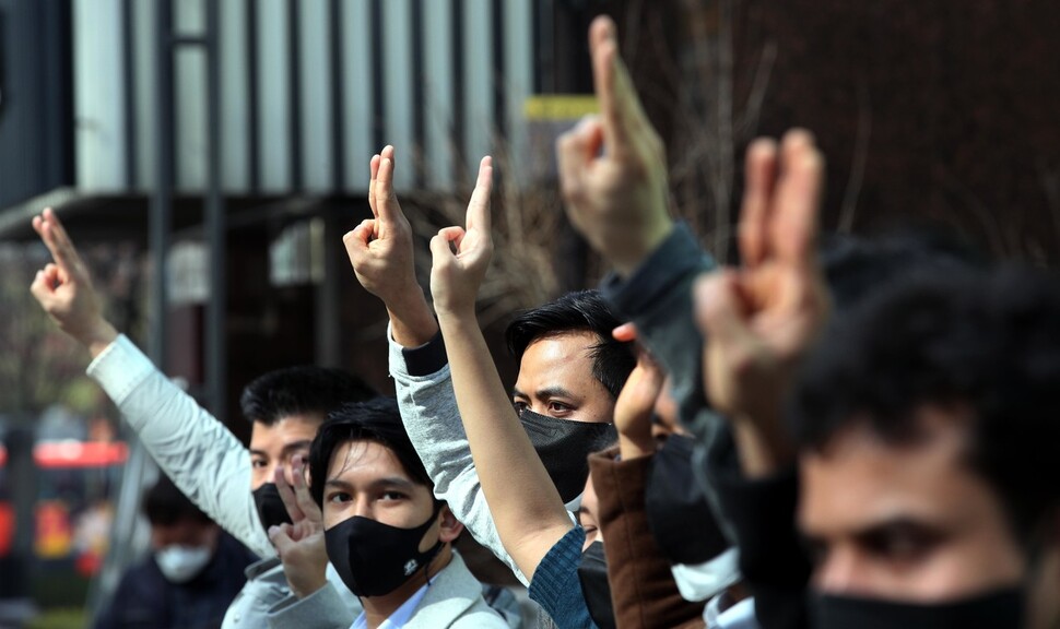 재한미얀마청년연대, 이주노조 방글라데시, 재한베트남공동체, 인도네시아주한유학생회, 캄보디아CNRP청년위원회, 광적필리핀가톨릭공동체, 인도네시아 주한유학생회, 한국 해외주민운동연대(KOCO) 소속 아시아 청년들이 21일 오후 서울 종로구 유엔 인권위원회 서울사무소 앞에서 ‘미얀마 군부독재 저항’, ‘군부 반대’, ‘복종하지 않겠다’는 의미로 손가락 세개를 펴고 집회를 하고 있다. 이 세손가락 시위는 영화 '헝거게임'에서 독재에 대한 저항으로 민중이 쓰는 사인이다. 미얀마인 이이(EE 28)씨. 김봉규 선임기자 bong9@hani.co.kr