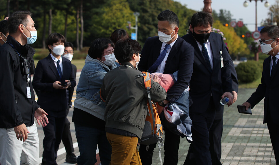 차별금지법제정연대 활동가들이 행위극에 쓰려 가지고 온 펼침막을 국회 상주 경찰관들이 압수하고 있다. 김혜윤 기자